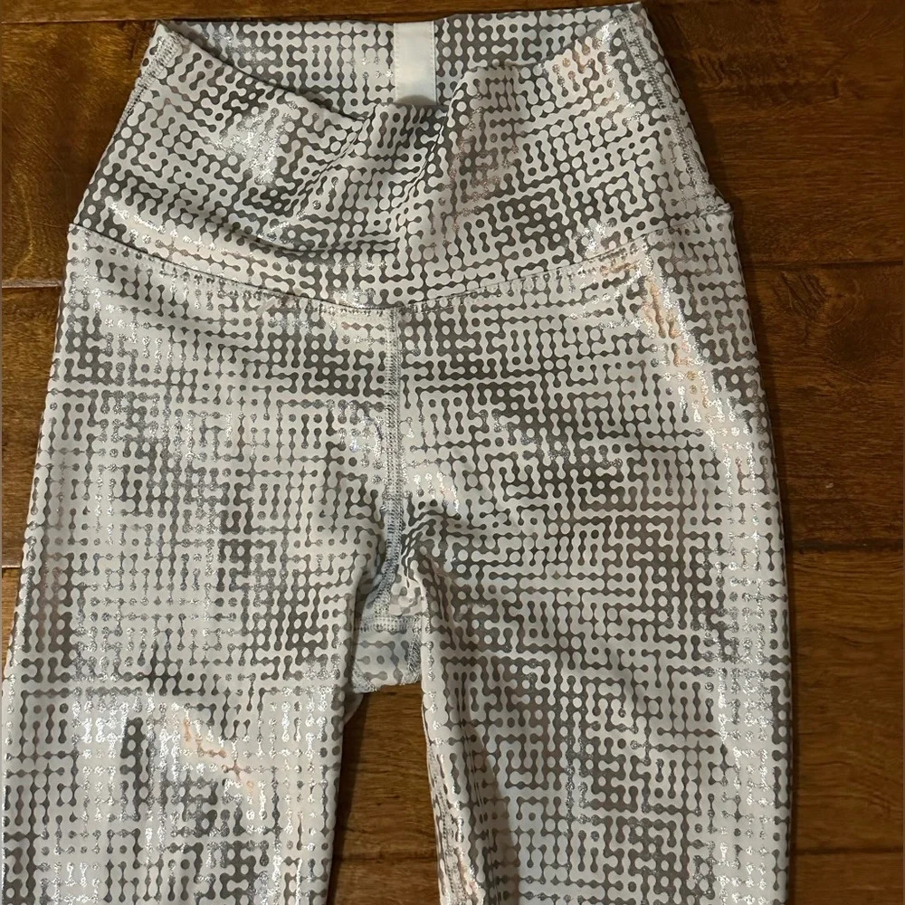 Peloton Show Up Foil Printed Legging Size Medium Like New - Picture 3 of 10